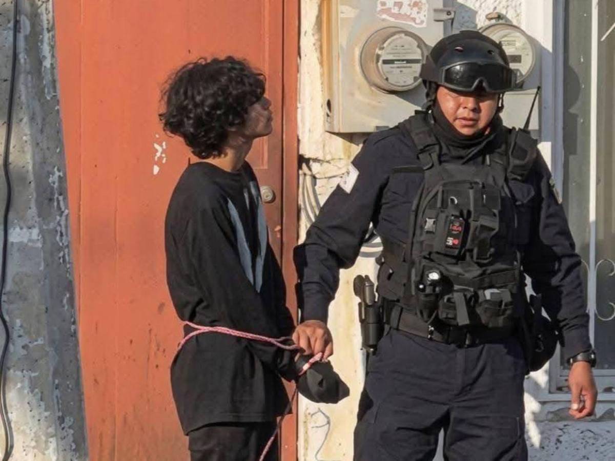 Usó un rifle AR-15: Estudiante mata a dos profesoras en colegio de Michoacán