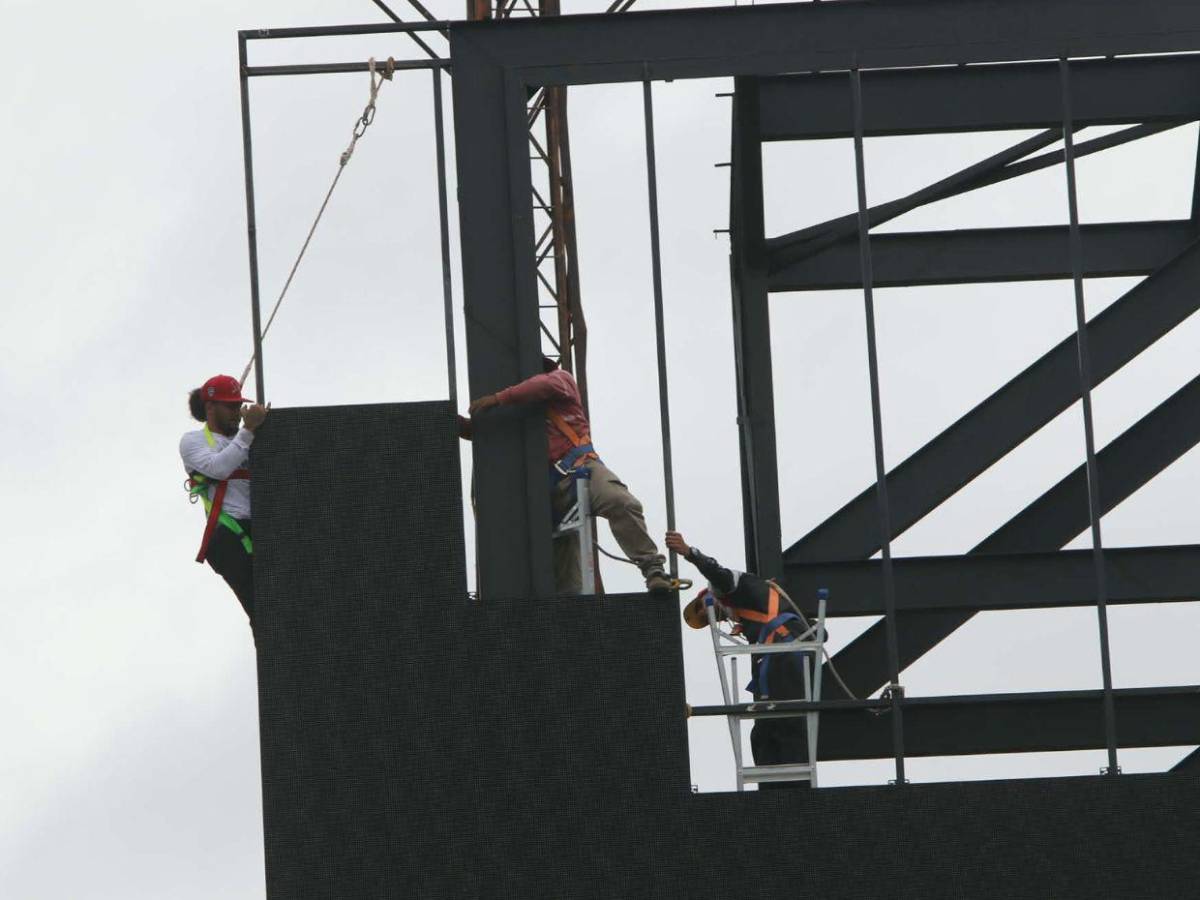 Así va quedando el Estadio Nacional de Tegucigalpa con su nueva pantalla gigante