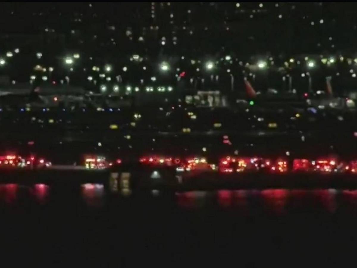 Así fue el choque entre avión y helicóptero en Washington; buscan sobrevivientes