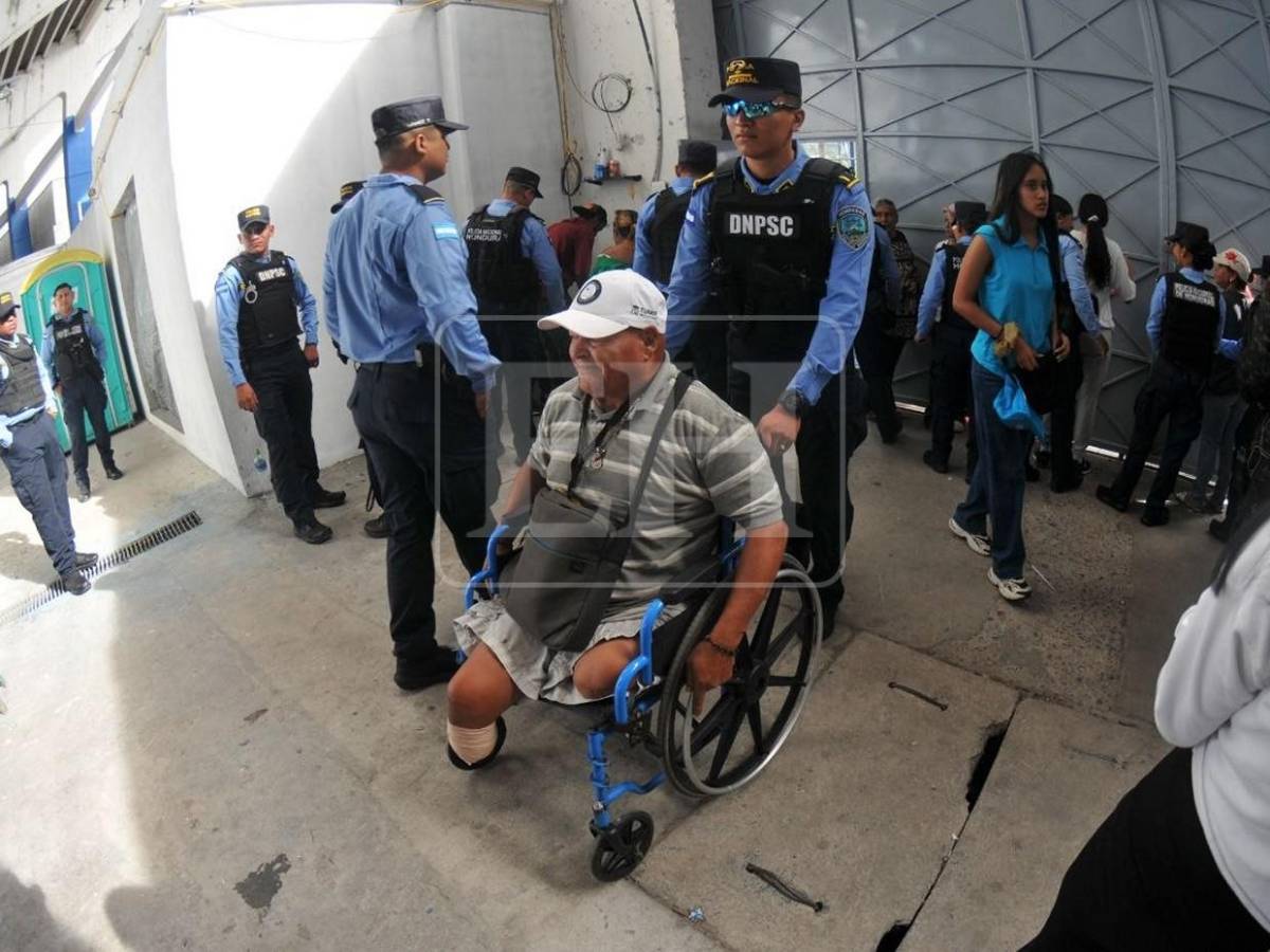 Anillos de seguridad dentro y fuera del estadio resguardan desfiles patrios