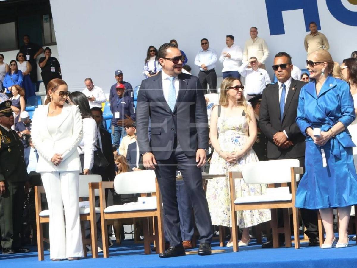 Familia presidencial engalana el estrado principal durante los desfiles patrios