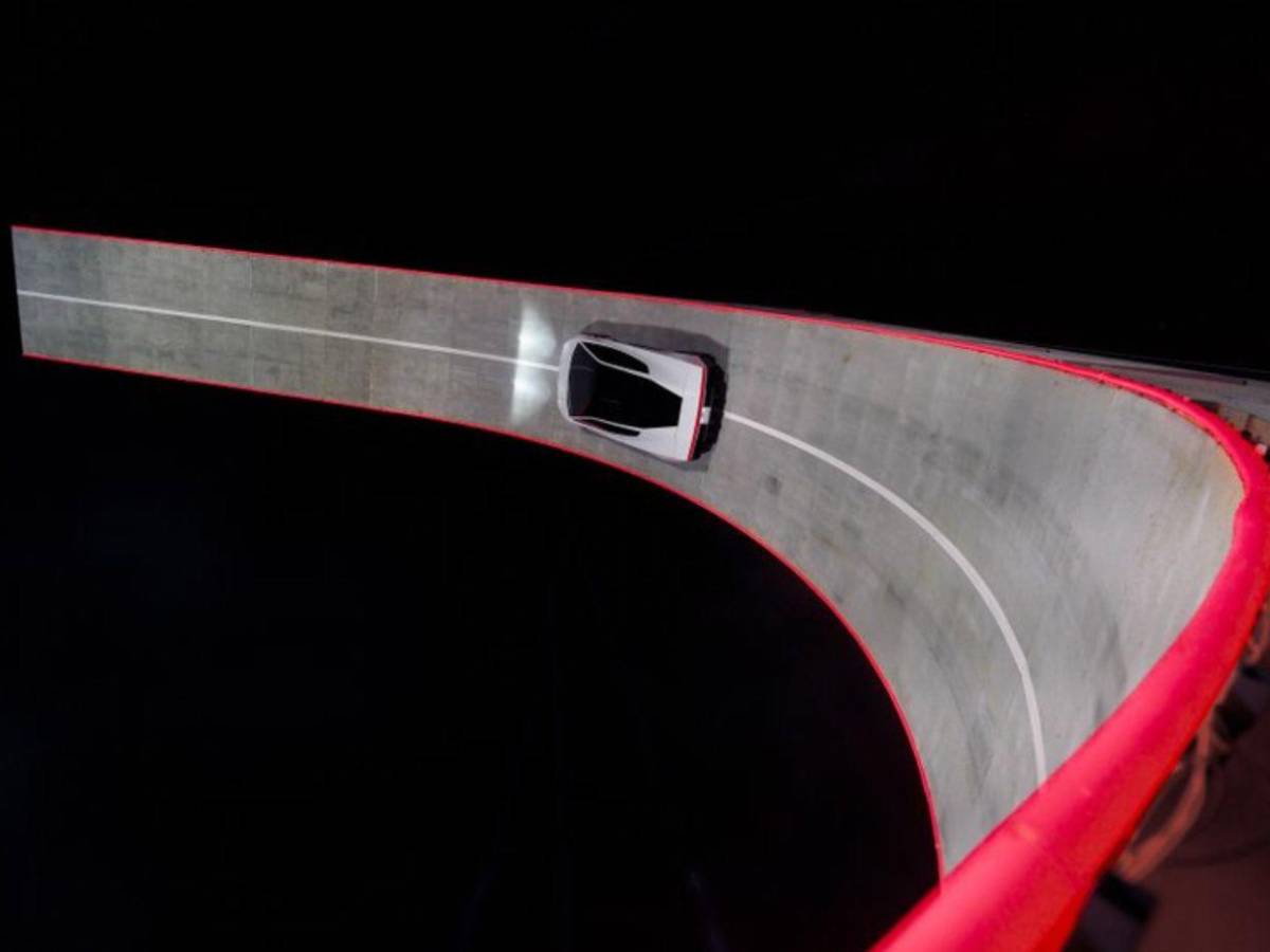 Parece sacado de “Volver al futuro”: así funciona el nuevo Tesla de Elon Musk
