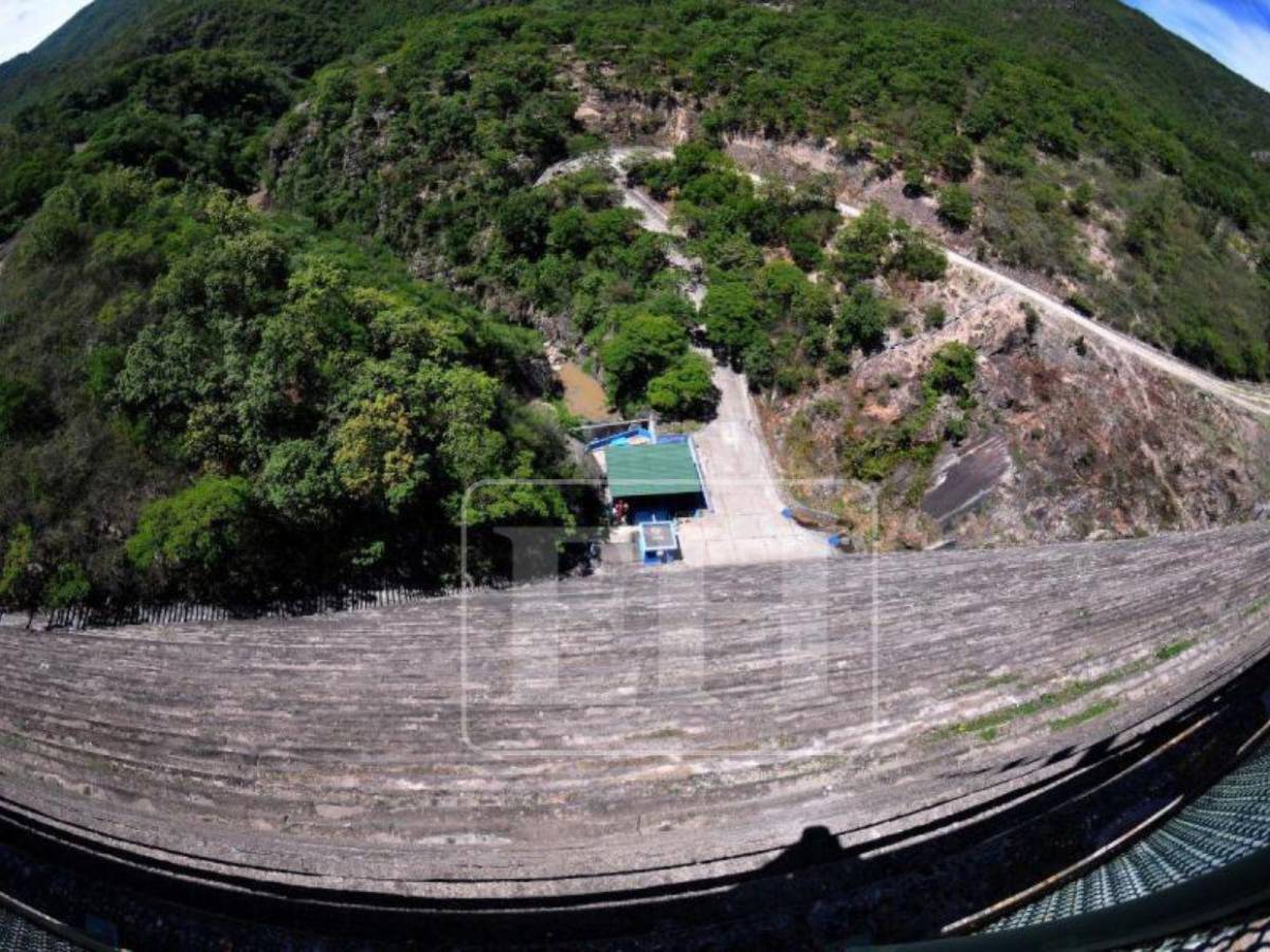 Imagen que preocupa: surge una isla en medio de la represa La Concepción ante sequía