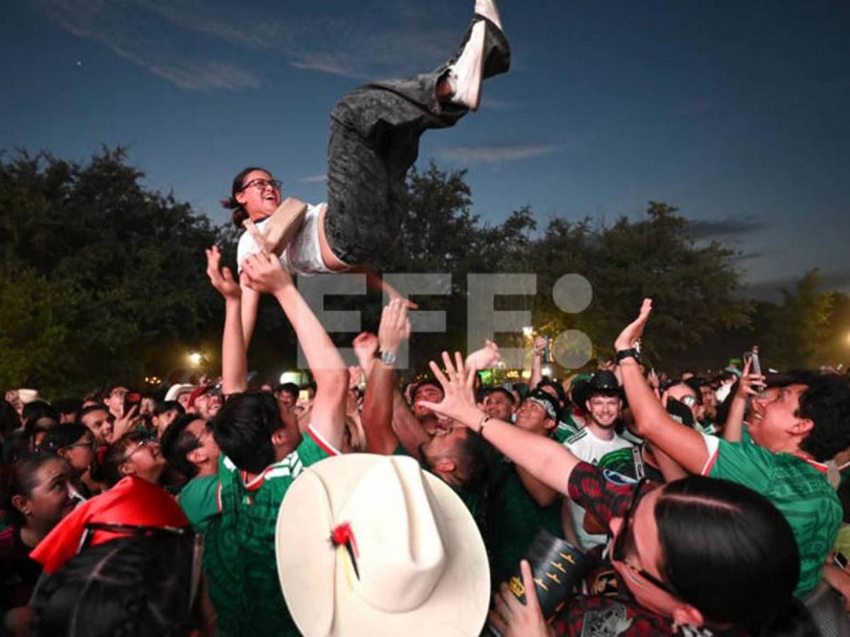 Suben a cuatro los muertos en festejo por triunfo de México: Fue una oleada de gente