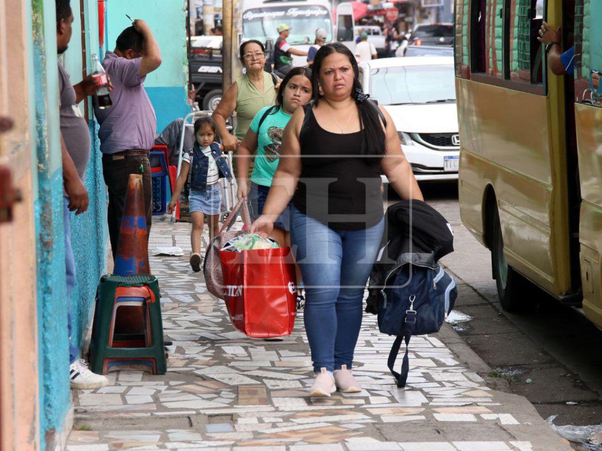 Con maleta en mano, viajeros comienzan a abandonar la capital para celebrar la Navidad