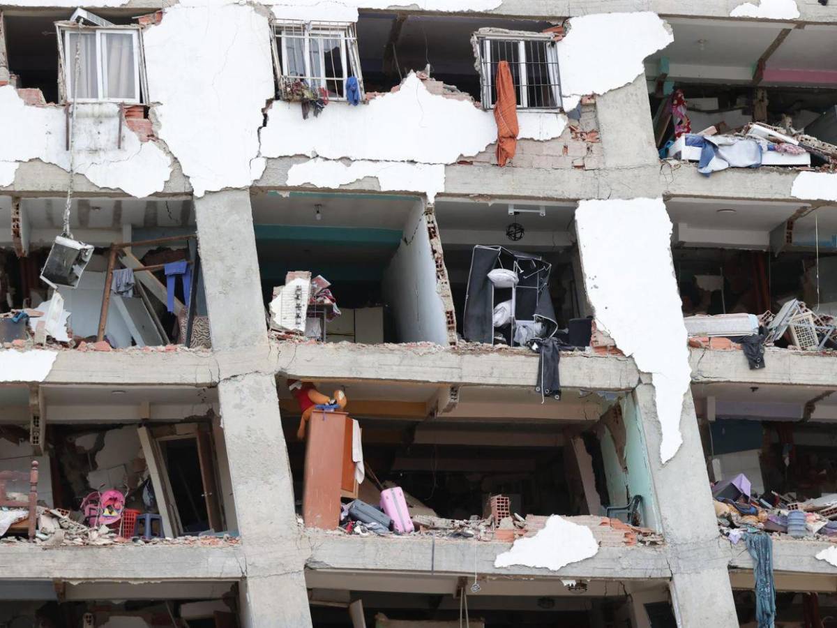 Bajo escombros buscan en Caracas a más víctimas tras los terremotos en Venezuela