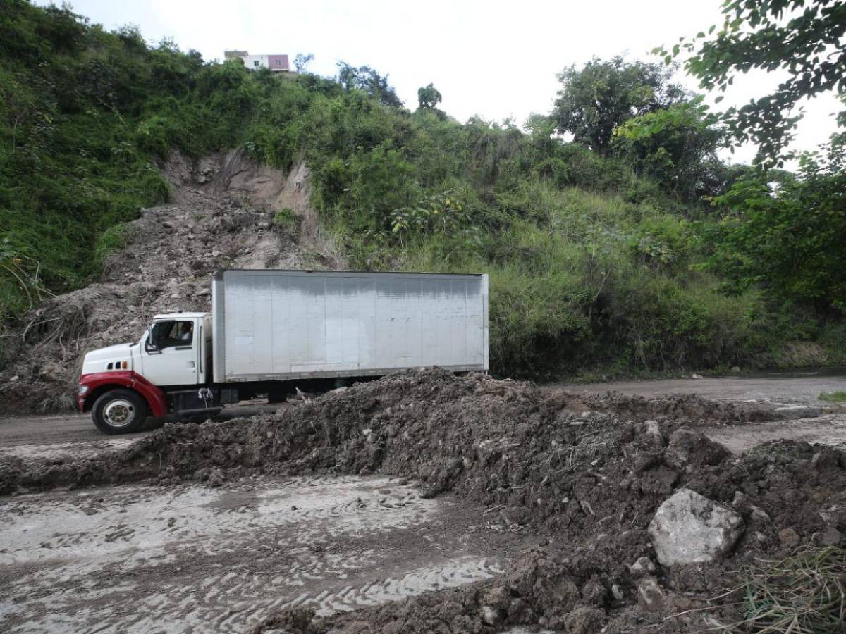Derrumbe bloquea paso vehicular entre la Mayangle y el bulevar Fuerzas Armadas