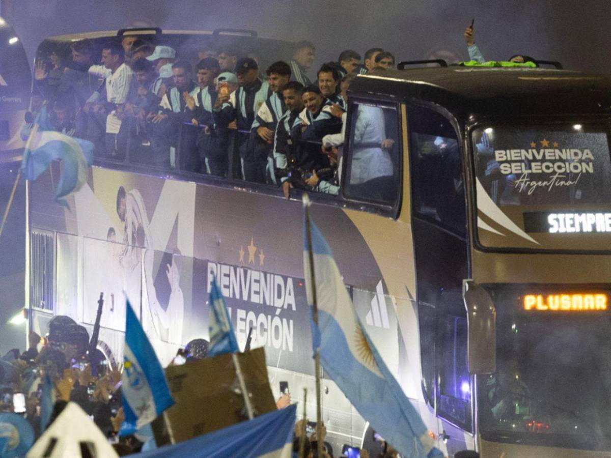 Jugadores de Argentina fueron recibidos con júbilo tras la final ante España en el Mundial 2026
