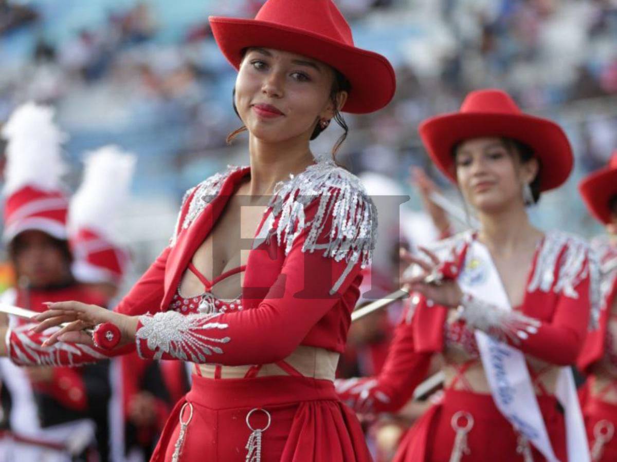 El rojo brilló en los desfiles patrios: los atuendos que marcaron tendencia este 2025