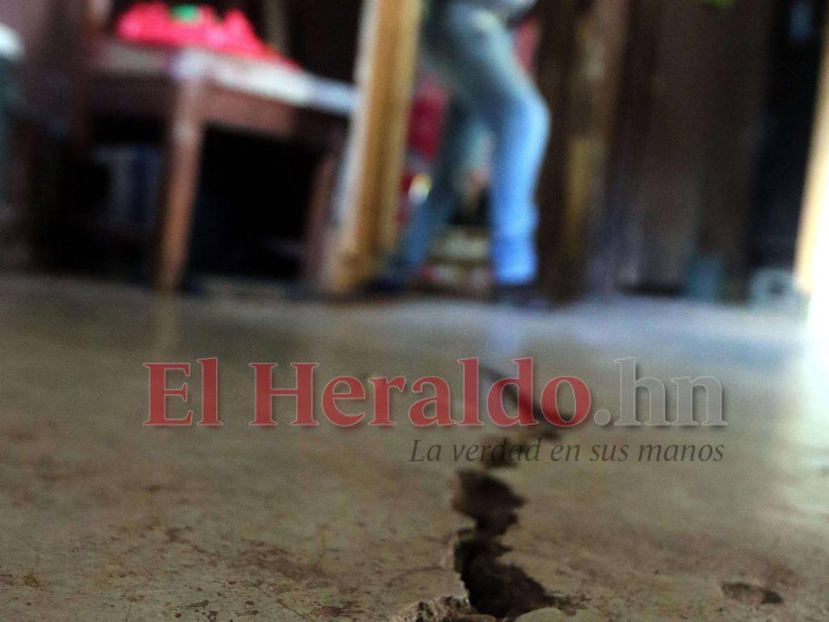 Las grietas dentro de una vivienda en la Nueva Capital alertan el peligro.