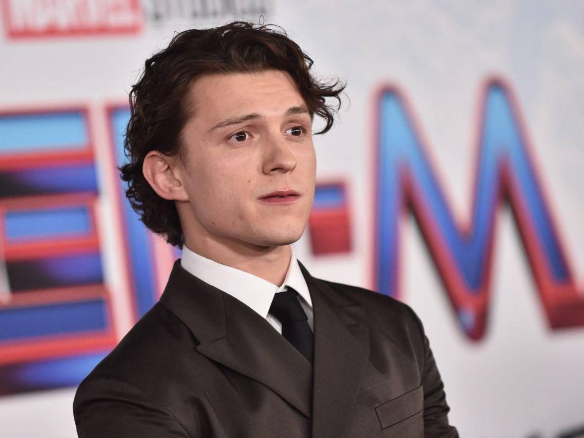 Tom Holland coquetea con la idea de ser James Bond
