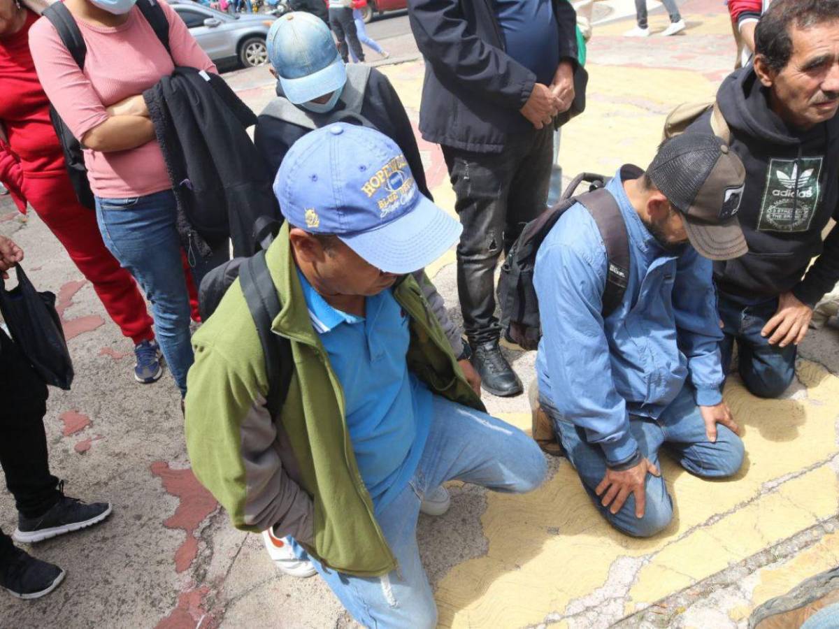 De aquí no nos vamos: afectados de Koriun protestan en los bajos del Congreso Nacional