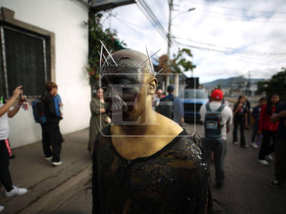 Fue azotado, humillado y obligado a cargar su cruz: feligreses dramatizan el viacrucis