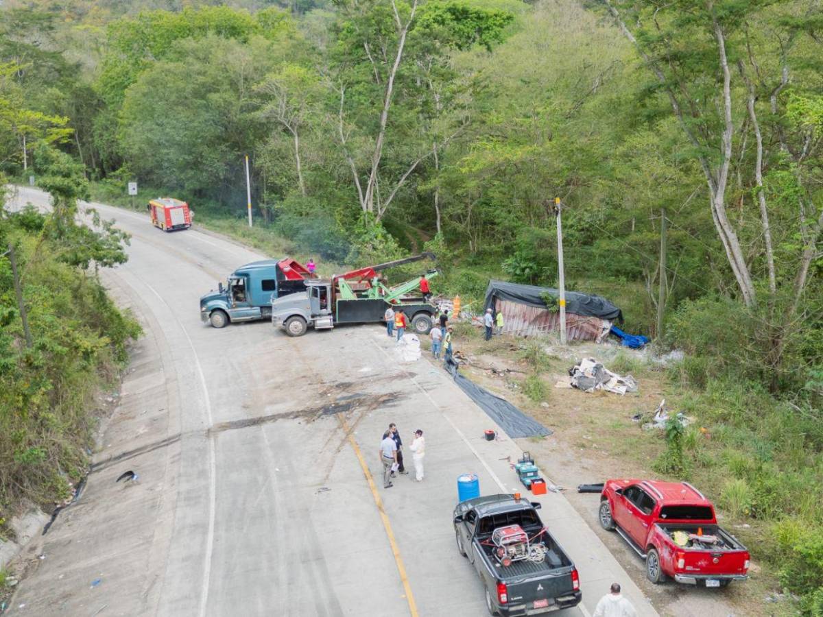 Cianuro esparcido, labores de limpieza y sin paso: fotos aéreas del accidente en Quimistán