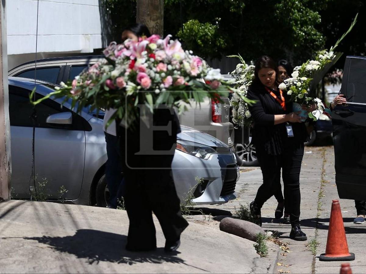 Entre flores y abrazos: familiares y amigos despiden a Javier Deras, su esposa y su madre