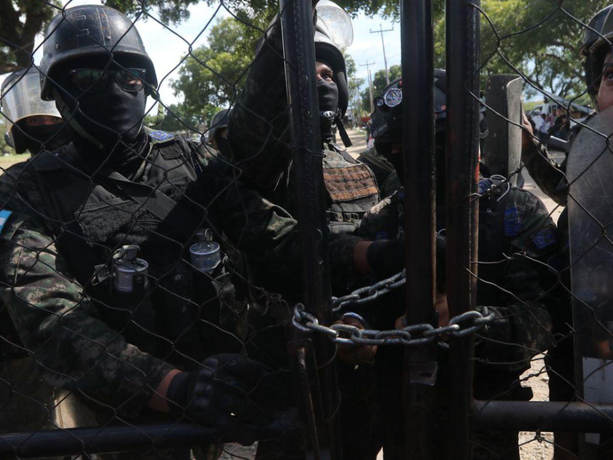 Miembros de la Policía Militar resguardan el ingreso a la cárcel en Comayagua.