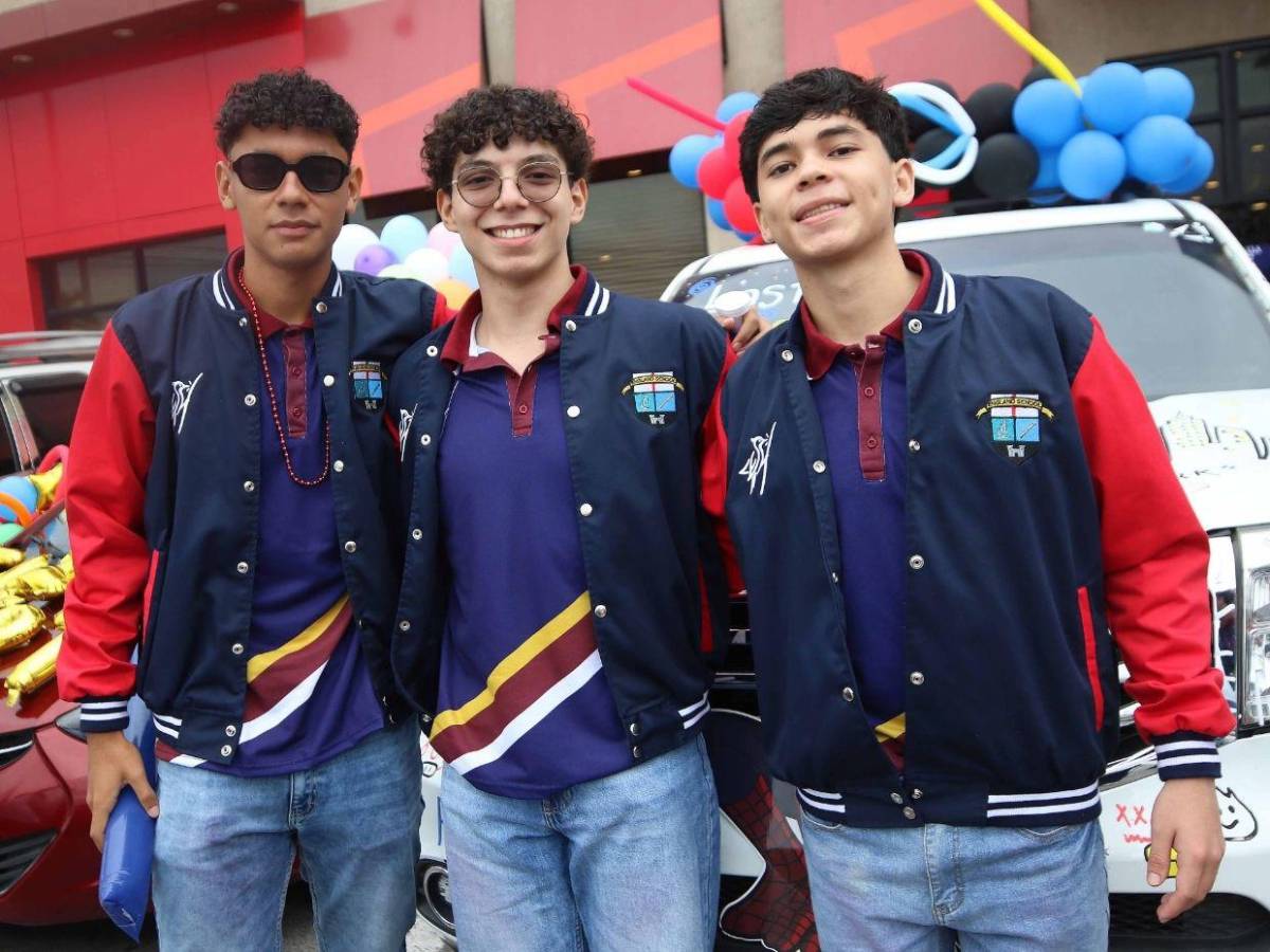 Entre vítores y orgullo, England School celebra la Senior Entrance de sus 48 graduandos