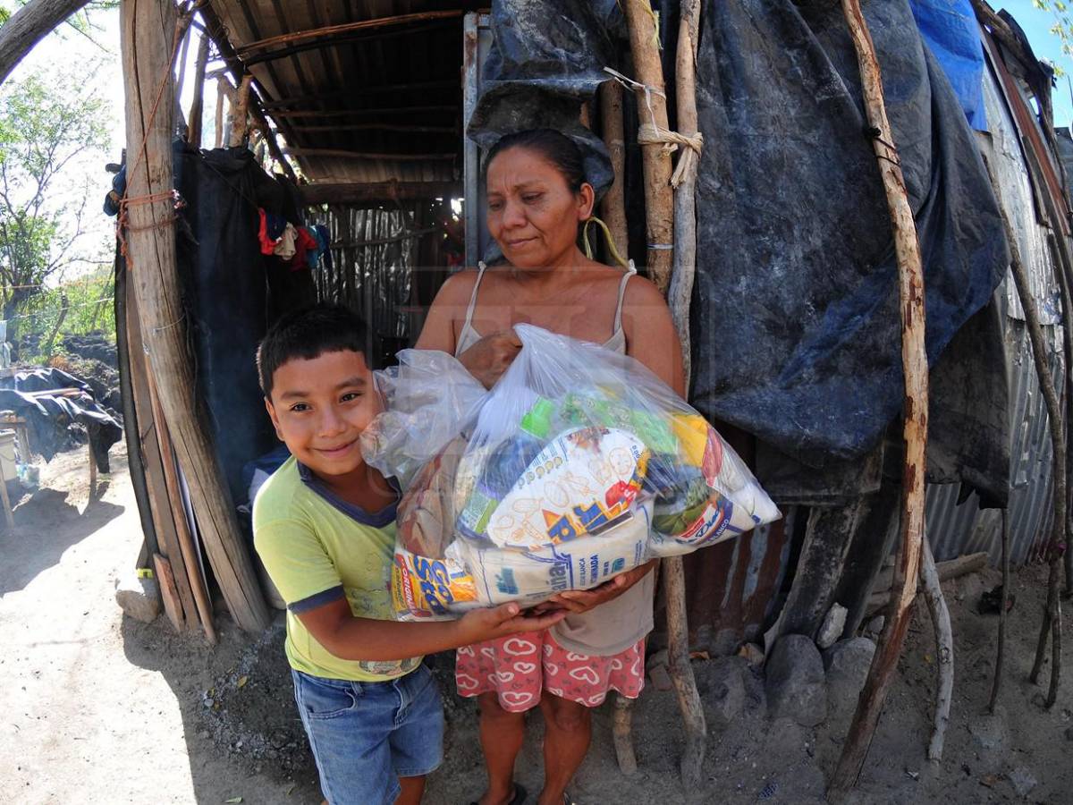 Lágrimas de alegría y sonrisas en la entrega de ayuda en el Corredor Seco