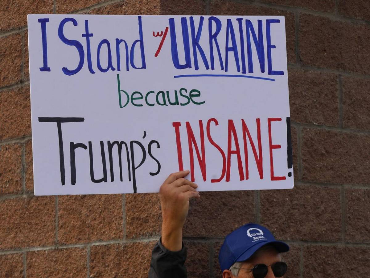 Entre alfombra roja y carteles de rechazo: así fue recibido Putin en Alaska