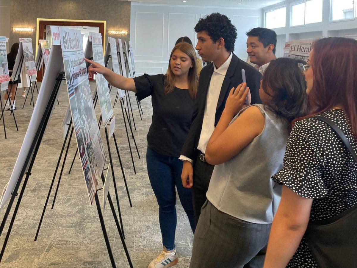 Estudiantes recorren Exposición Filatélica y de Portadas de El Heraldo