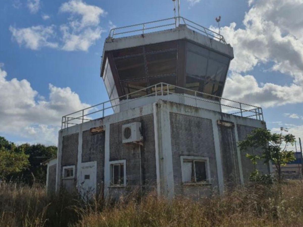 $!Hasta la torre de control que se construyó quedó abandonado en la zona y sin operador aéreo.