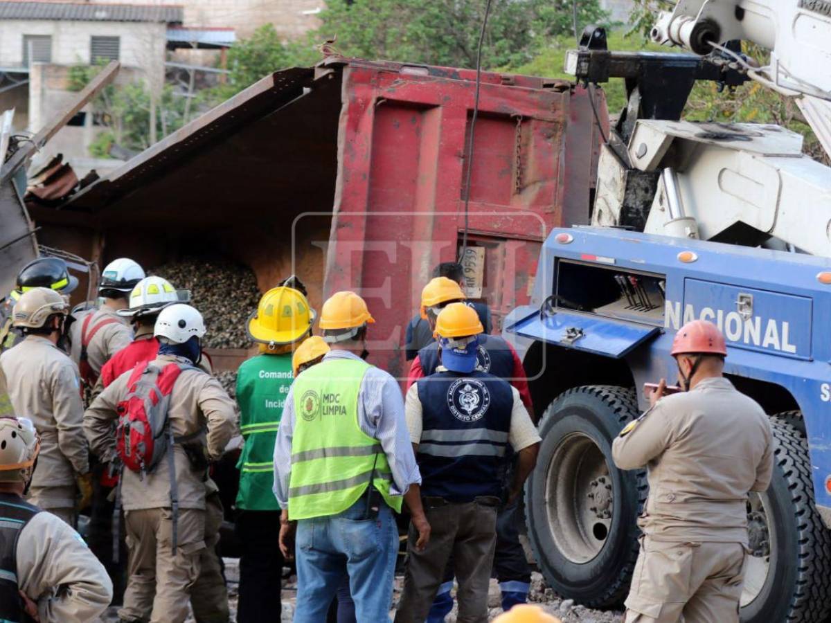 Padre del chofer de volqueta que causó accidente en Villa Nueva: Era el único que me ayudaba