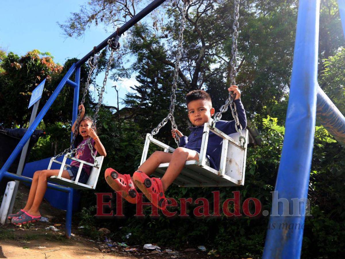 Con la instalación de columpios en puntos estratégicos de la colonia, los más pequeños ya cuentan con áreas de recreación y esparcimiento.