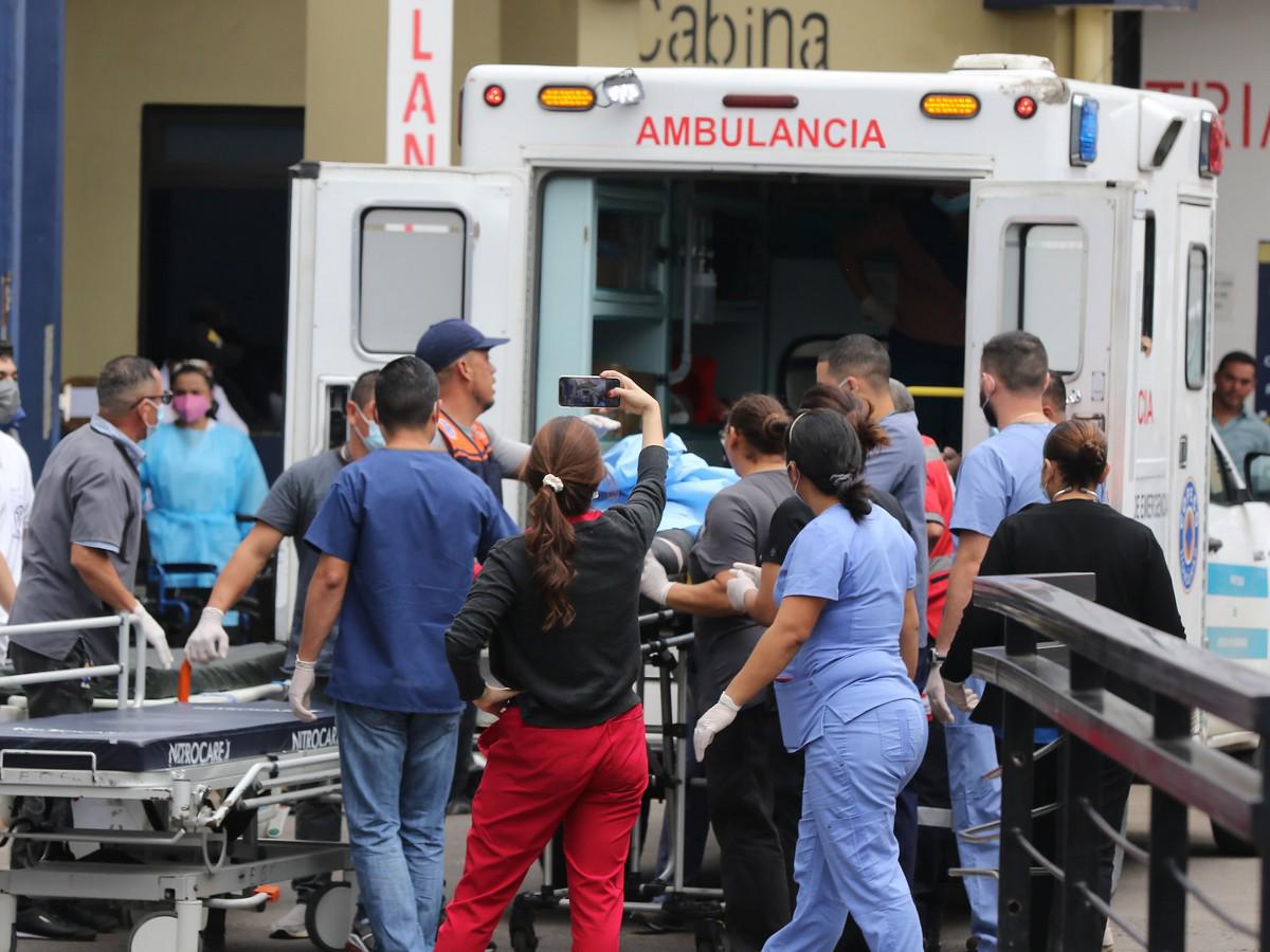 Momento cuando llegan los heridos al Hospital Escuela de Tegucigalpa.