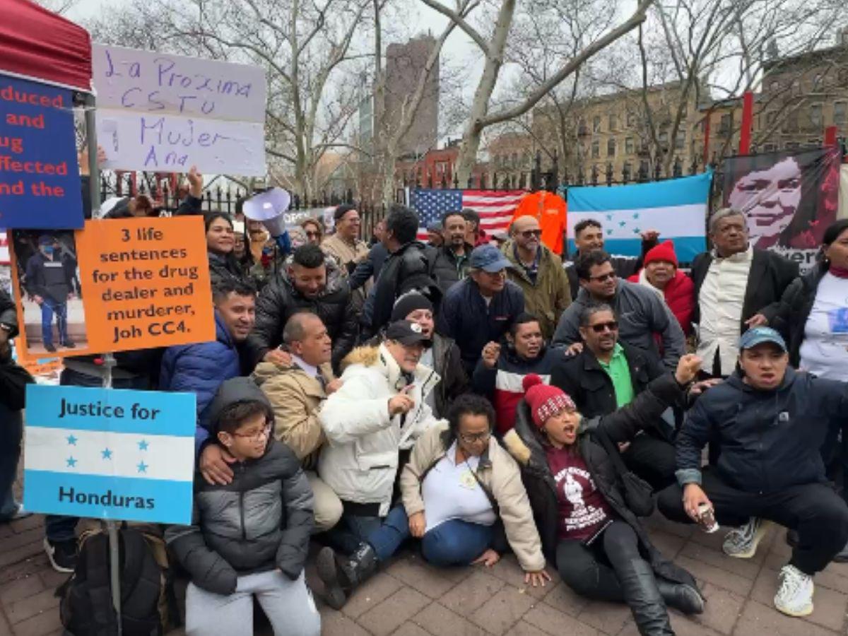 Hondureños fuera de la Corte gritan que JOH “no volverá”; claman justicia