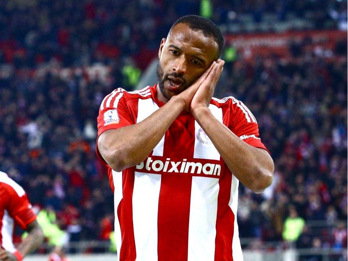 Luis Palma anota su primer gol con el Olympiacos y lo celebra frente a jugador mexicano