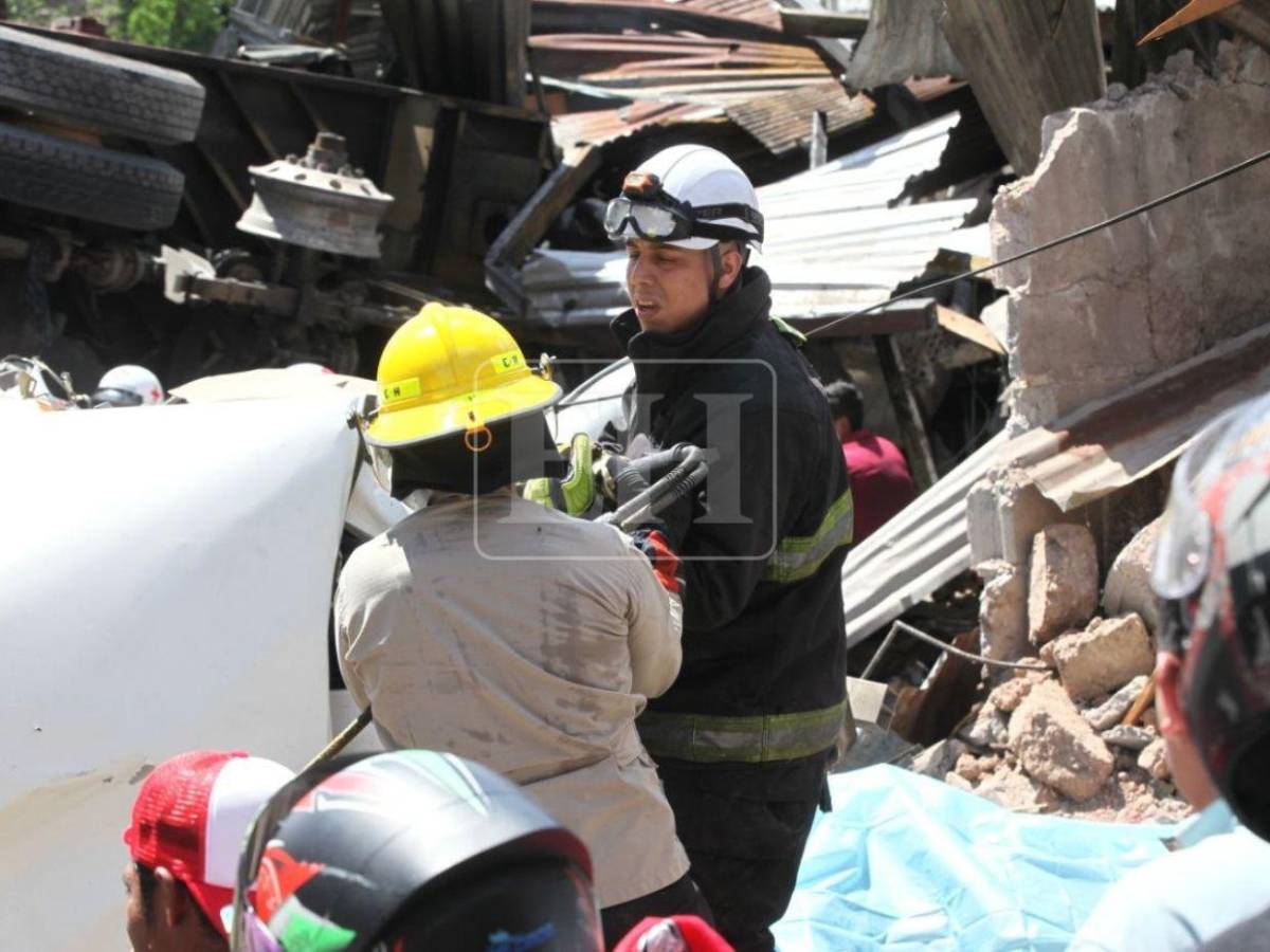 Entre los escombros buscan más víctimas del fatal accidente en Villa Nueva
