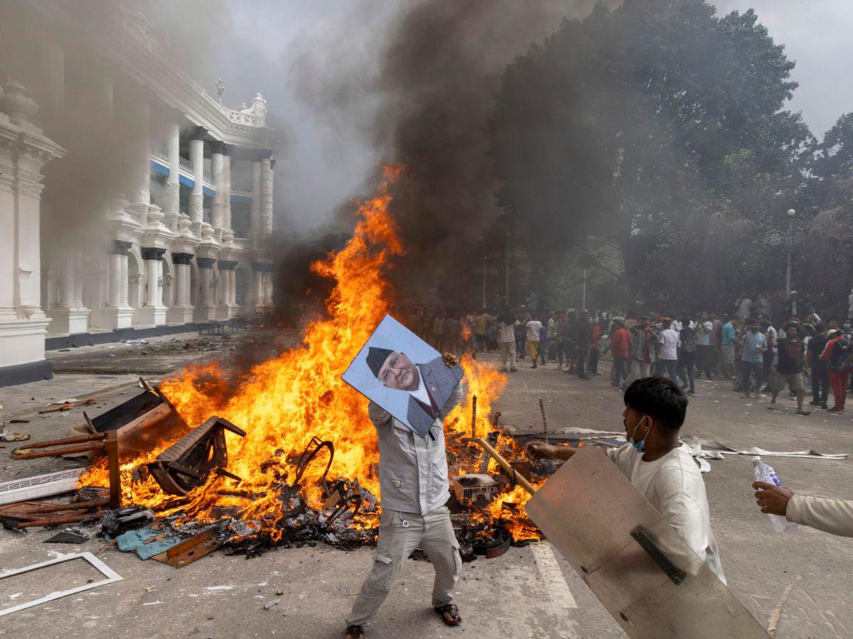 Millenials desatan caos en Nepal: 25 muertos, 400 heridos y ataques a líderes políticos