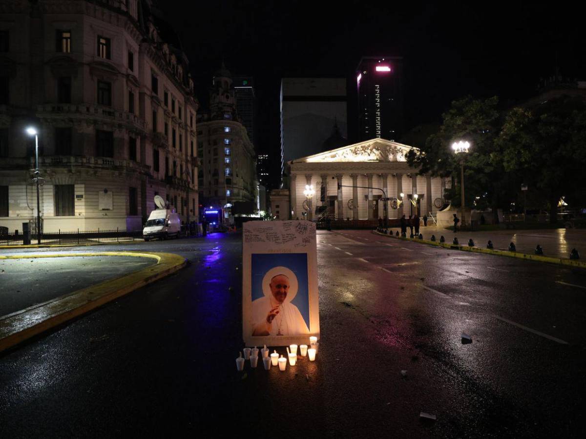 Vigilia por el papa en la catedral de Buenos Aires: No dimensionamos su liderazgo
