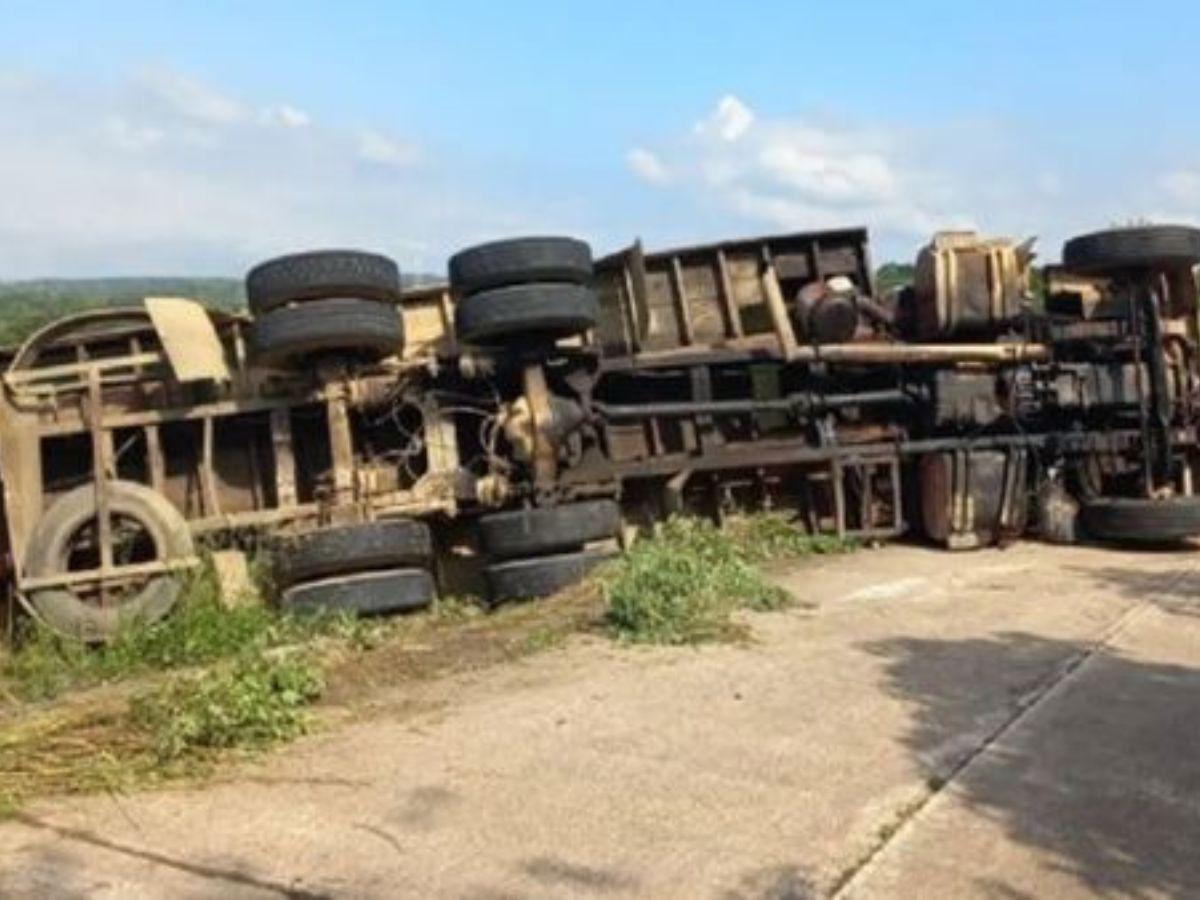 Dos migrantes muertos y 20 heridos deja volcamiento de camión en México