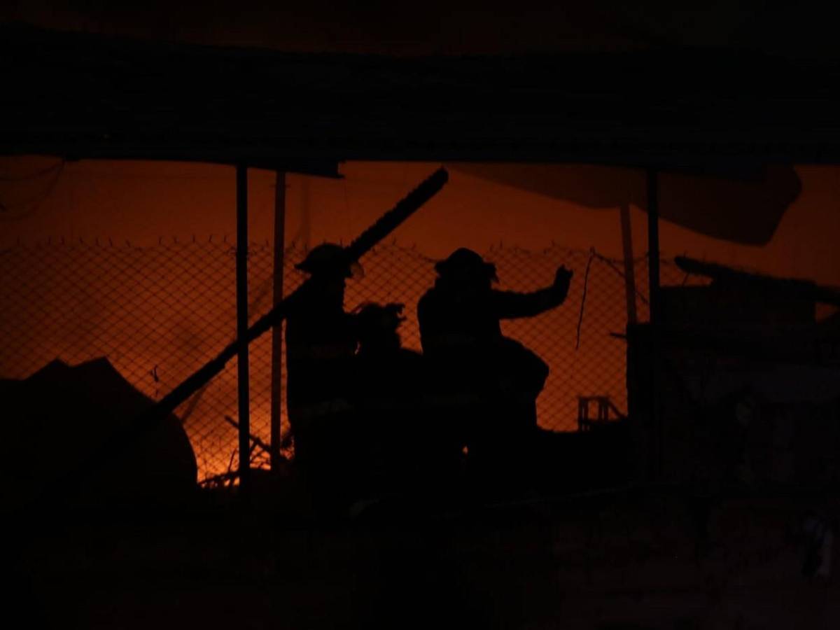 El cansancio entre bomberos tras horas de lucha contra incendio en mercado Las Américas