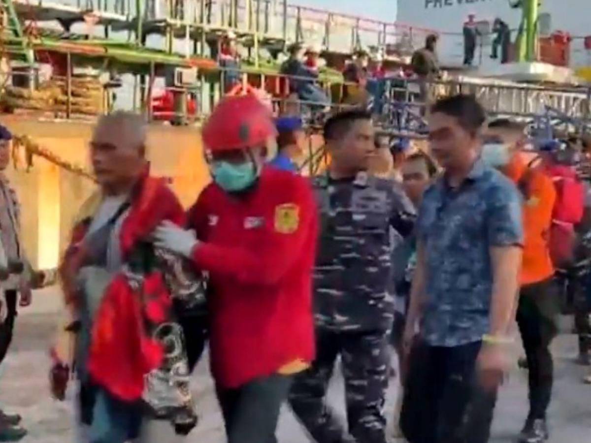 Indonesia localiza semihundido a barco naufragado que deja 6 muertos y 129 desaparecidos