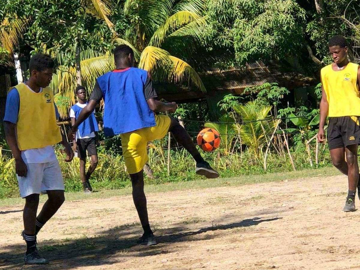 Los apasionados por este deporte se organizan por su cuenta para disfrutar del balompié.