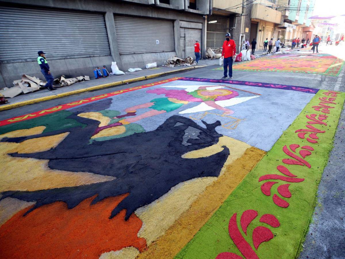 Coloridas alfombras embellecieron el centro histórico el Viernes Santo