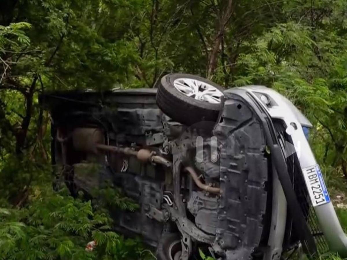 Así quedó volcada la camioneta luego de que un camión le quitara la vía y virara hacia los motociclistas.