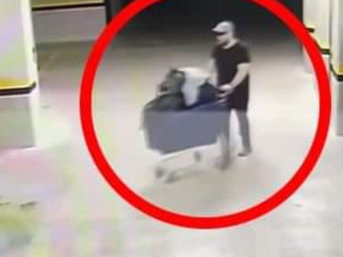 El momento en que se captó al hombre saliendo del hotel cargando la maleta que tenía el cadáver de su novia en su interior.