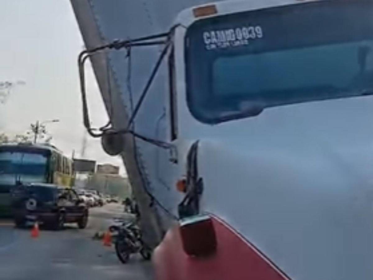Por esquivar un perro: Camión queda al filo de puente y deja conductor herido en La Ceiba