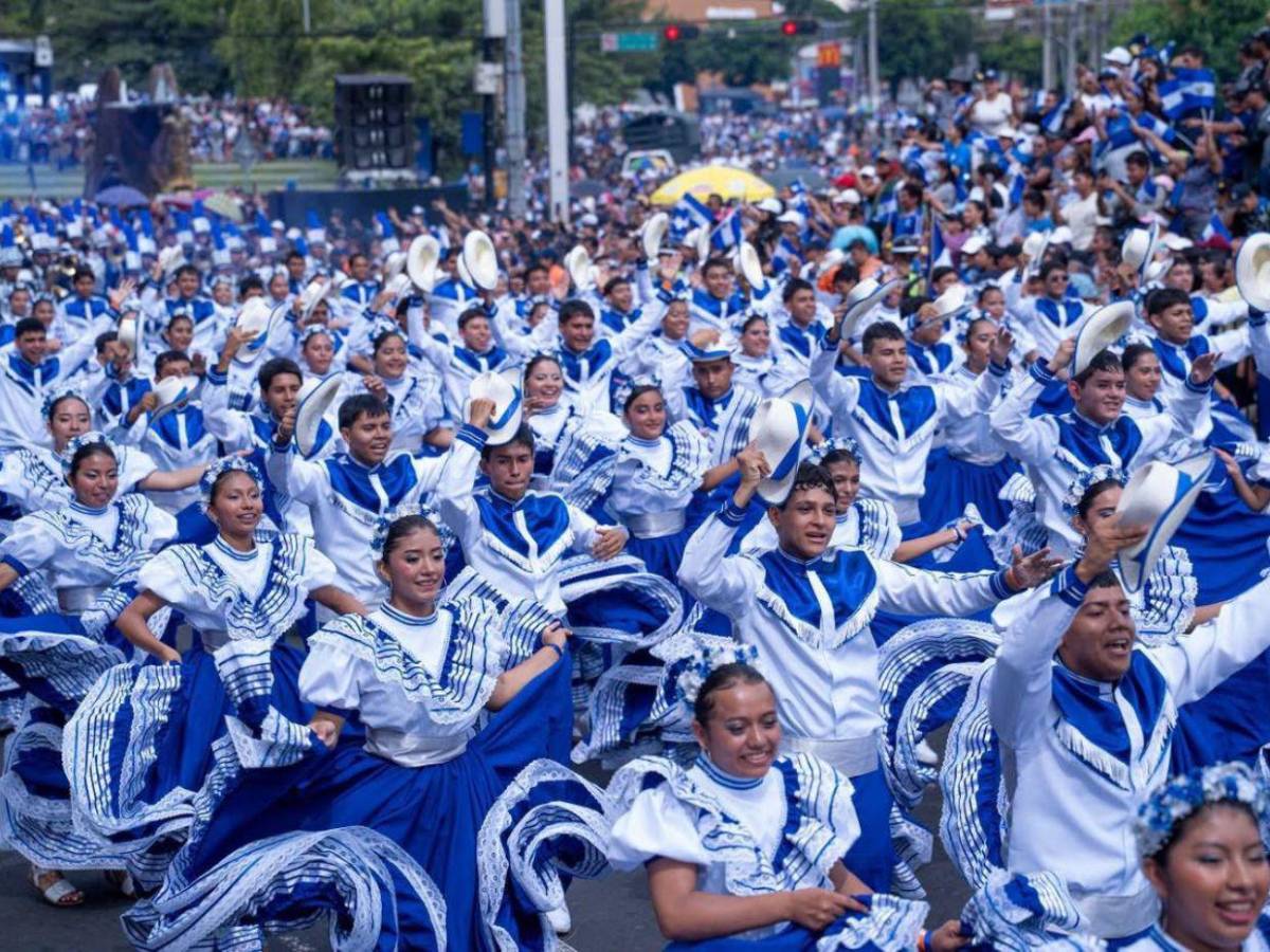 FOTOS: Perros robot sorprenden durante desfile de Independencia en El Salvador