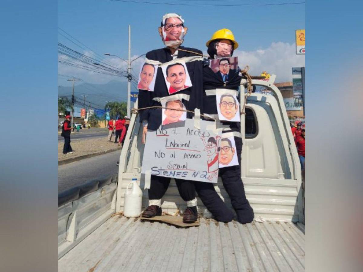 Stenee denuncia con pancartas violación a sus derechos en Día del Trabajador