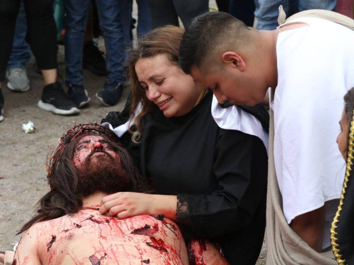 Sacrificio, dolor y el mal: Las 20 mejores imágenes que dejó el Vía Crucis en la capital