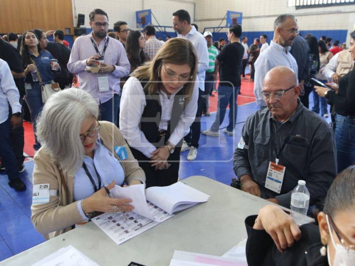 Ana Paola Hall ejerce su voto y llama a una jornada electoral responsable