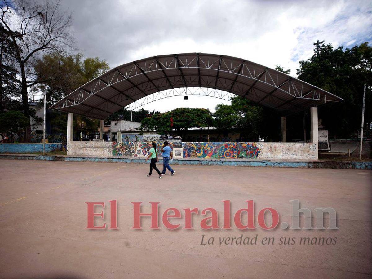 En el lugar hay escenarios y canchas.