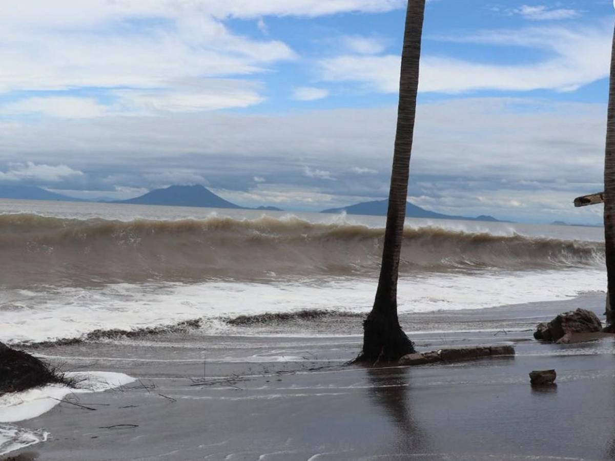 Las imágenes que deja el fuerte oleaje registrado en Cedeño por tormenta Cristina