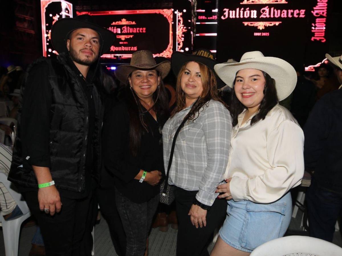 Sombreros, botas y flecos: la moda norteña del público en el concierto de Julión Álvarez