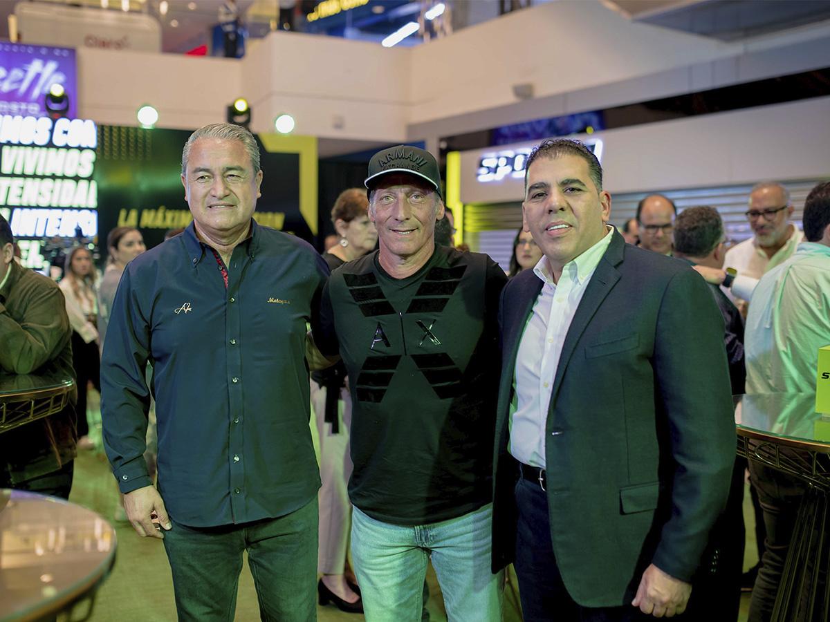 Mario Faraj junto a Pedro Troglio y un invitado especial en la inauguración de Sportia.
