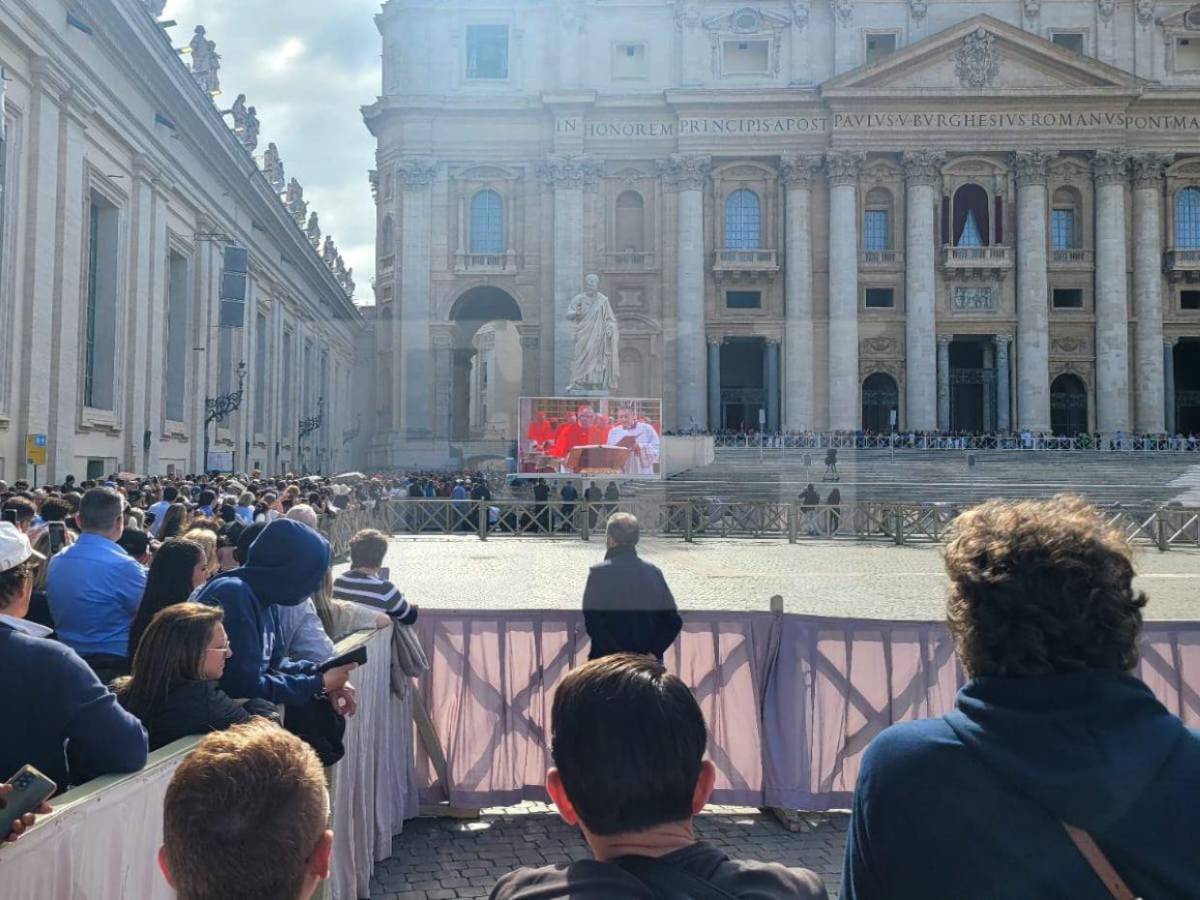 Larga espera y fumata negra: así se vivió el primer día del cónclave